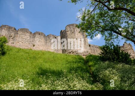 Il Castello di Chepstow sorge accanto al fiume Wye nel Monmouthshire, nel Galles del Sud Foto Stock