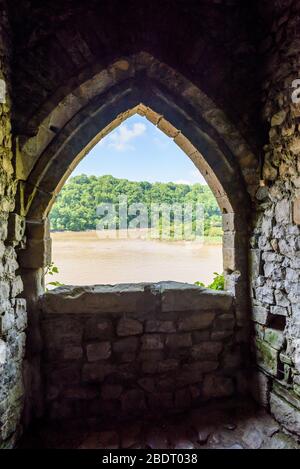 Il Castello di Chepstow sorge accanto al fiume Wye nel Monmouthshire, nel Galles del Sud Foto Stock