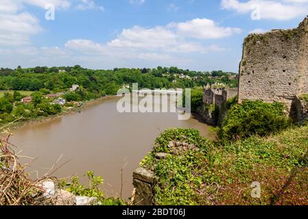 Il Castello di Chepstow sorge accanto al fiume Wye nel Monmouthshire, nel Galles del Sud Foto Stock