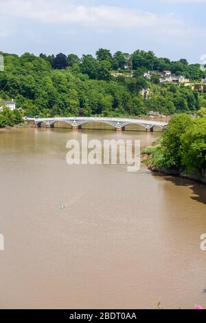 Il Castello di Chepstow sorge accanto al fiume Wye nel Monmouthshire, nel Galles del Sud Foto Stock