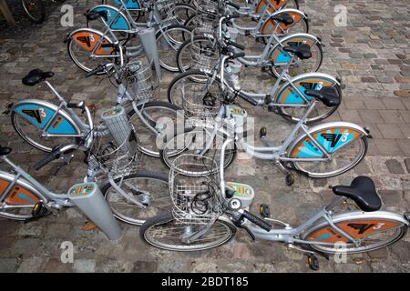 Bordeaux , Aquitaine / Francia - 03 30 2020 : bici self-service città urbana in bordeaux city bike Foto Stock