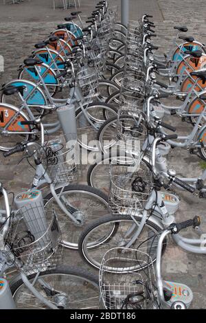 Bordeaux , Aquitaine / Francia - 03 30 2020 : bordeaux città bici città urbana self-service bicicletta in strada Foto Stock