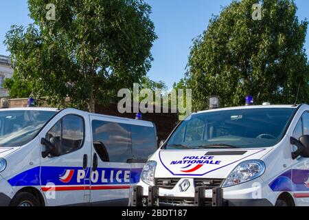 Bordeaux , Aquitaine / Francia - 03 30 2020 : auto van polizia veicolo cittadino francese renault in città francia Foto Stock