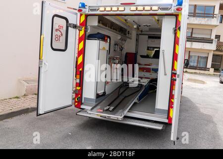 Bordeaux , Aquitaine / Francia - 03 30 2020 : soccorso vigili del fuoco camion interno ambulanza van vittime di coronavirus epidemia Foto Stock