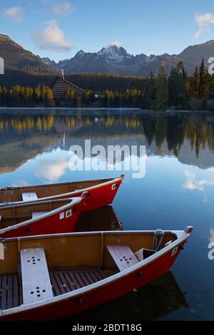 Barche a remi rosse su Strbske Pleso nelle montagne di alta tatra della Slovacchia Foto Stock