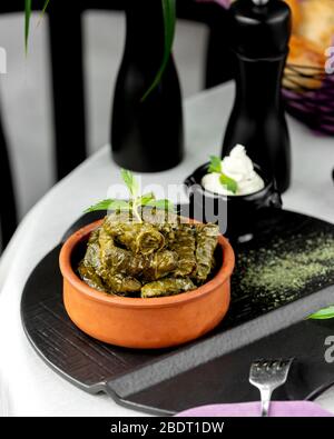 foglie di uva azerbaigiana dolma servito con yogurt Foto Stock