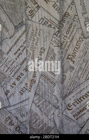 Tessitura di tavole di legno con giornali. Struttura e stampa in legno. Sfondo bianco e marrone. Foto Stock