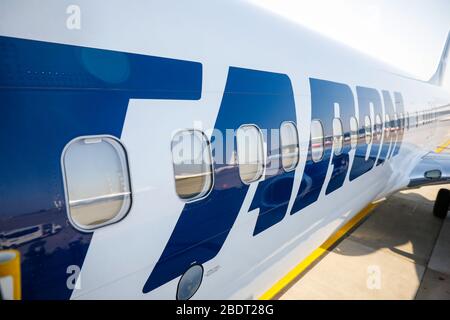 Otopeni, Romania - 9 aprile 2020: Logo Tarom (la compagnia aerea operativa della Romania) su un aereo dell'aeroporto internazionale Henri Coanda. Foto Stock