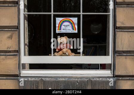 Arcobaleno e orsacchiotto in una finestra per aiutare a rallegrarsi i passanti durante l'epidemia di covid-19. New Town, Edimburgo, Scozia, Regno Unito. Foto Stock