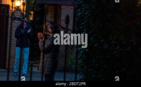 Brentwood Essex 9 aprile 2020 Clap for the NHS, clam for carers, Brentwood Essex UK Credit: Ian Davidson/Alamy Live News Foto Stock