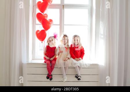 Ragazza ragazza in abito rosso e bianco al festival Foto Stock