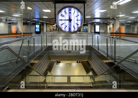 Stazione ferroviaria Catalonia, Barcellona Catalonia Spagna. La stazione di piazza della Catalogna praticamente senza passeggeri a causa del confinamento totale della Sp Foto Stock