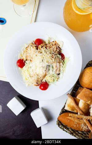 vista dall'alto dell'insalata caesar con pollo alla griglia Foto Stock