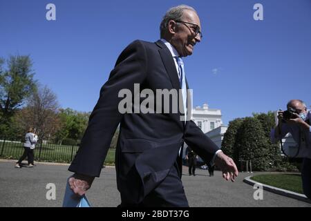 Washington, Stati Uniti. 9 aprile 2020. Il Direttore del Consiglio economico nazionale degli Stati Uniti Larry Kudlow cammina verso l'ala occidentale dopo aver parlato con i giornalisti alla Casa Bianca Giovedi, 9 aprile 2020, a Washington, DC. Foto di Oliver Contreras/UPI Credit: UPI/Alamy Live News Foto Stock