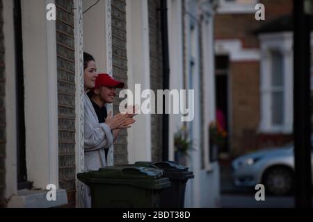 Londra, Regno Unito, 9 aprile 2020: I residenti di una strada terrazzata a Lambeth si uniscono a Clap per i nostri Carers alle 20:00. Lambeth è uno dei boroughs con un'incidenza molto alta dei casi di coronavirus. Credit: Anna Watson/Alamy Live News Foto Stock