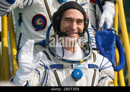 Baikonur, Kazakistan. 9 aprile 2020. Spedizione 63 Crewmember Anatoly Ivanishin di Roscosmos onde addio come lui, Chris Cassidy della NASA, e Anatoly Ivanishin di Roscosmos, prepararsi a salire a bordo della Soyuz MS-16 per il liftoff al Baikonur Cosmodrome 9 aprile 2020 a Baikonur, Kazakhstan. Il razzo porterà i membri dell'equipaggio per una missione di sei mesi e mezzo al laboratorio orbitante. Credit: Andrey Shelepin/NASA/Alamy Live News Foto Stock