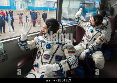 Baikonur, Kazakistan. 9 aprile 2020. Spedizione 63 Crewmember Anatoly Ivanishin, a sinistra, Ivan Vagne, onde come sono trasportati al sito di lancio per il liftoff a bordo del veicolo spaziale russo Soyuz MS16 al Baikonur Cosmodrome 9 aprile 2020 a Baikonur, Kazakhstan. Il razzo porterà i membri dell'equipaggio Chris Cassidy della NASA, Anatoly Ivanishin e Ivan Vagner di Roscosmos per una missione di sei mesi e mezzo al laboratorio orbitante. Credit: Andrey Shelepin/NASA/Alamy Live News Foto Stock