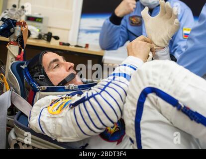 Baikonur, Kazakistan. 9 aprile 2020. Expedition 63 membro della equipaggio Chris Cassidy della NASA ha la sua pressione Sokol Suit controllato prima del lancio a bordo della navicella spaziale russa Soyuz MS16 al Baikonur Cosmodrome 9 aprile 2020 a Baikonur, Kazakhstan. Il razzo porterà i membri dell'equipaggio Chris Cassidy della NASA, Anatoly Ivanishin e Ivan Vagner di Roscosmos per una missione di sei mesi e mezzo al laboratorio orbitante. Credit: Andrey Shelepin/NASA/Alamy Live News Foto Stock