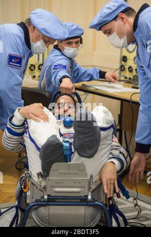 Baikonur, Kazakistan. 9 aprile 2020. Expedition 63 membro della equipaggio Chris Cassidy della NASA ha la sua pressione Sokol Suit controllato prima del lancio a bordo della navicella spaziale russa Soyuz MS16 al Baikonur Cosmodrome 9 aprile 2020 a Baikonur, Kazakhstan. Il razzo porterà i membri dell'equipaggio Chris Cassidy della NASA, Anatoly Ivanishin e Ivan Vagner di Roscosmos per una missione di sei mesi e mezzo al laboratorio orbitante. Credit: Andrey Shelepin/NASA/Alamy Live News Foto Stock