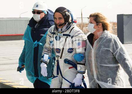 Baikonur, Kazakistan. 9 aprile 2020. Expedition 63 il membro della equipaggio Chris Cassidy della NASA cammina verso il pad di lancio, per il liftoff a bordo della Soyuz MS-16 per il liftoff al Baikonur Cosmodrome 9 aprile 2020 a Baikonur, Kazakhstan. Il razzo porterà i membri dell'equipaggio per una missione di sei mesi e mezzo al laboratorio orbitante. Credit: Andrey Shelepin/NASA/Alamy Live News Foto Stock