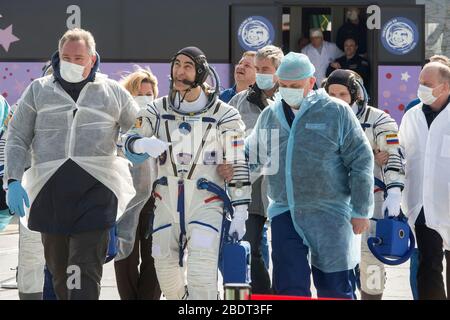 Baikonur, Kazakistan. 9 aprile 2020. Expedition 63 il membro della equipaggio Anatoly Ivanishin cammina a bordo del razzo Soyuz prima del lancio con Ivan Vagner di Roscosmos e Chris Cassidy della NASA, al Baikonur Cosmodrome 9 aprile 2020 a Baikonur, Kazakhstan. Il razzo porterà i membri dell'equipaggio per una missione di sei mesi e mezzo al laboratorio orbitante. Credit: Andrey Shelepin/NASA/Alamy Live News Foto Stock