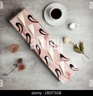 vista dall'alto della torta lunga decorata con sciroppo di caffè e cioccolato bianco Foto Stock