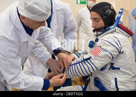 Baikonur, Kazakistan. 9 aprile 2020. Expedition 63 membro della equipaggio Chris Cassidy della NASA ha la sua pressione Sokol Suit controllato prima del lancio a bordo della navicella spaziale russa Soyuz MS16 al Baikonur Cosmodrome 9 aprile 2020 a Baikonur, Kazakhstan. Il razzo porterà i membri dell'equipaggio Chris Cassidy della NASA, Anatoly Ivanishin e Ivan Vagner di Roscosmos per una missione di sei mesi e mezzo al laboratorio orbitante. Credit: Andrey Shelepin/NASA/Alamy Live News Foto Stock