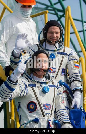 Baikonur, Kazakistan. 9 aprile 2020. Spedizione 63 membri dell'equipaggio Ivan Vagner di Roscosmos, top, e Chris Cassidy della NASA salutano mentre loro e Anatoly Ivanishin di Roscosmos, si preparano a salire a bordo della Soyuz MS-16 per il liftoff al Baikonur Cosmodrome 9 aprile 2020 a Baikonur, Kazakhstan. Il razzo porterà i membri dell'equipaggio per una missione di sei mesi e mezzo al laboratorio orbitante. Credit: Andrey Shelepin/NASA/Alamy Live News Foto Stock