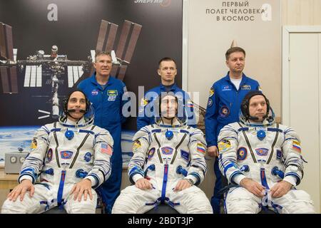 Baikonur, Kazakistan. 9 aprile 2020. Spedizione 63 membri dell'equipaggio Chris Cassidy della NASA, seduto a sinistra, Anatoly Ivanishin e Ivan Vagner di Roscosmos, seduto a destra, posa per una foto con membri dell'equipaggio di backup Steve Bowen della NASA, in piedi a sinistra, Sergey Ryzhikov e Andrei Babkin e di Roscosmos, In piedi subito dopo che l'equipaggio ha avuto la loro pressione Sokol Suits controllato prima del lancio a bordo del veicolo spaziale russo Soyuz MS16 al Baikonur Cosmodrome 9 aprile 2020 a Baikonur, Kazakhstan. Credit: Andrey Shelepin/NASA/Alamy Live News Foto Stock