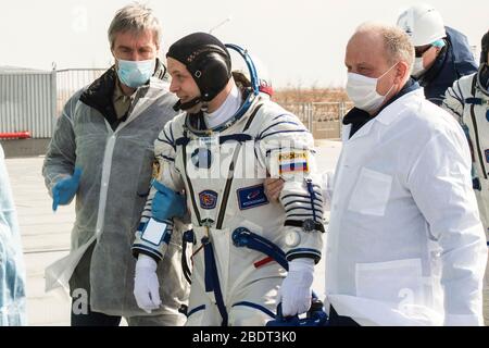 Baikonur, Kazakistan. 9 aprile 2020. Expedition 63 Ivan Vagner, membro della equipaggio di Roscosmos, cammina fino al punto di lancio, per il liftoff a bordo della Soyuz MS-16 per il liftoff al Baikonur Cosmodrome 9 aprile 2020 a Baikonur, Kazakhstan. Il razzo porterà i membri dell'equipaggio per una missione di sei mesi e mezzo al laboratorio orbitante. Credit: Andrey Shelepin/NASA/Alamy Live News Foto Stock