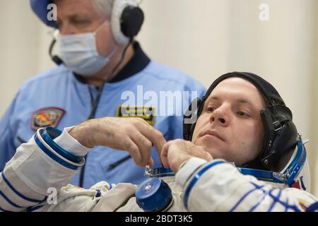 Baikonur, Kazakistan. 9 aprile 2020. Expedition 63 Crewmember Ivan Vagner di Roscosmos, ha la sua pressione Sokol Suit controllato prima del lancio a bordo della navicella spaziale russa Soyuz MS16 al Baikonur Cosmodrome 9 aprile 2020 a Baikonur, Kazakhstan. Il razzo porterà i membri dell'equipaggio Chris Cassidy della NASA, Anatoly Ivanishin e Ivan Vagner di Roscosmos per una missione di sei mesi e mezzo al laboratorio orbitante. Credit: Andrey Shelepin/NASA/Alamy Live News Foto Stock