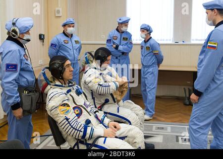 Baikonur, Kazakistan. 9 aprile 2020. Expedition 63 membri dell'equipaggio Anatoly Ivanishin, a sinistra, e Ivan Vagner di Roscosmos, hanno la loro pressione Sokol Suit controllato prima del lancio a bordo della Soyuz MS-16 al Baikonur Cosmodrome 9 aprile 2020 a Baikonur, Kazakhstan. Il razzo porterà i membri dell'equipaggio per una missione di sei mesi e mezzo al laboratorio orbitante. Credit: Andrey Shelepin/NASA/Alamy Live News Foto Stock