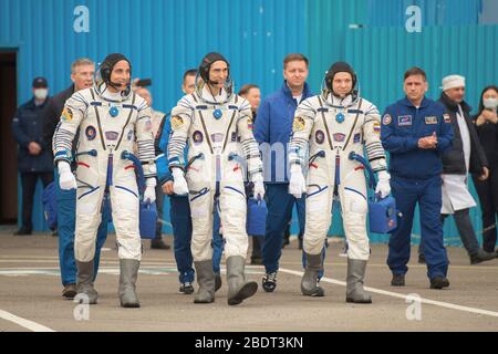 Baikonur, Kazakistan. 9 aprile 2020. Spedizione 63 membri dell'equipaggio Chris Cassidy della NASA, a sinistra, Anatoly Ivanishin, centro, e Ivan Vagner di Roscosmos, partono dall'edificio 254 per la piattaforma di lancio, per il liftoff a bordo della Soyuz MS-16 per il liftoff al Baikonur Cosmodrome 9 aprile 2020 a Baikonur, Kazakhstan. Il razzo porterà i membri dell'equipaggio per una missione di sei mesi e mezzo al laboratorio orbitante. Credit: Andrey Shelepin/NASA/Alamy Live News Foto Stock