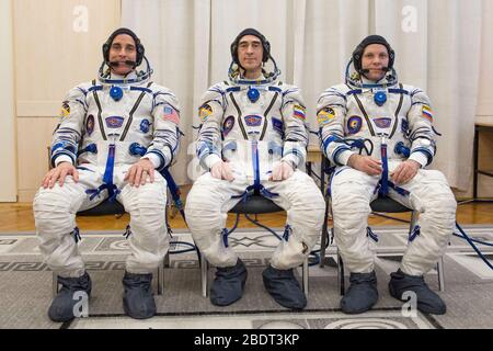 Baikonur, Kazakistan. 9 aprile 2020. Spedizione 63 Crewmember Chris Cassidy della NASA, a sinistra, Anatoly Ivanishin di Roscosmos, centro, e Ivan Vagner di Roscosmos posa per una foto di gruppo dopo aver fatto le valigie prima del loro lancio a bordo del razzo Soyuz MS16 al Baikonur Cosmodrome 9 aprile 2020 a Baikonur, Kazakhstan. Il razzo porterà i membri dell'equipaggio per una missione di sei mesi e mezzo al laboratorio orbitante. Credit: Andrey Shelepin/NASA/Alamy Live News Foto Stock