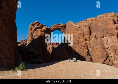 Formazione astratta di rocce d'Aloba arco a Ennedi altopiano, nel deserto del Sahara, Ciad, Adrica Foto Stock