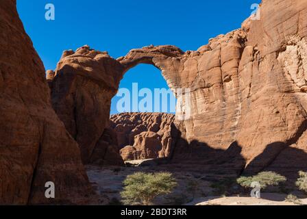 Formazione astratta di rocce d'Aloba arco a Ennedi altopiano, nel deserto del Sahara, Ciad, Adrica Foto Stock