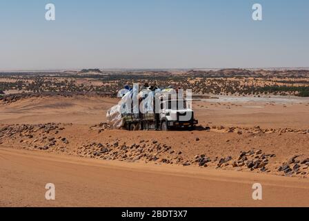 Camion pesante che trasporta le merci parcheggiate vicino ad orad nel deserto di Sahara, Ciad, Africa Foto Stock