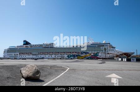 2020 aprile 4: California USA: Nave da crociera equipaggio norvegese Jewel a bordo della nave nel porto di Los Angeles, nessun passeggero a causa Coronavirus banda di viaggio Foto Stock