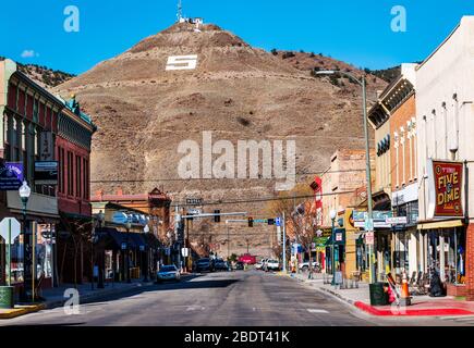 F Street; la strada principale; relativamente vuota a causa del coronavirus e chiuso imprese Foto Stock