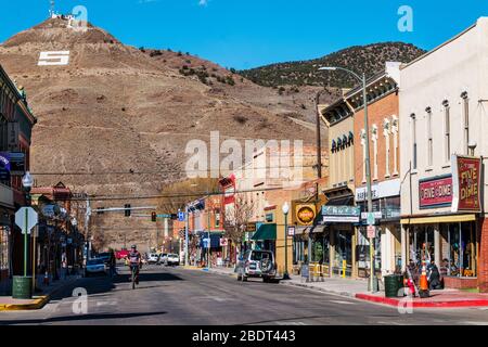 F Street; la strada principale; relativamente vuota a causa del coronavirus e chiuso imprese Foto Stock