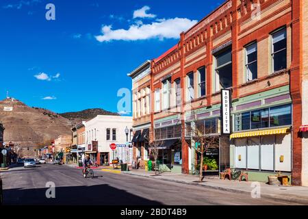 F Street; la strada principale; relativamente vuota a causa del coronavirus e chiuso imprese Foto Stock