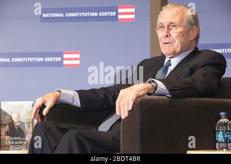 Donald Rumsfeld, ex Segretario della Difesa degli Stati Uniti, è stato fotografato al National Constitution Center per la prima tappa dell'attesissimo tour nazionale a sostegno del RumsfeldÕs nuovo libro, Ê conosciuto e sconosciuto a Philadelphia, Pa, il 9 febbraio 2011 Credit: Scott Weiner/MediaPunch Foto Stock