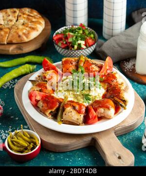 piatto turco beyti kebab con manzo avvolto in pane piatto servito con salsa di pomodoro Foto Stock