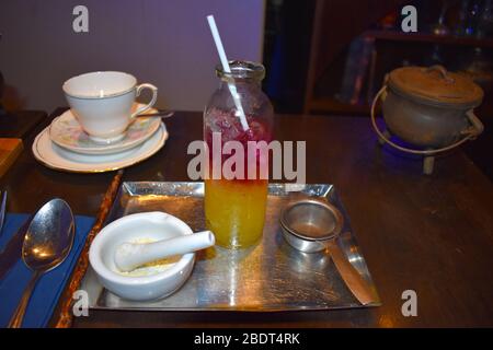 I mocktail rinfrescanti sono un'alternativa per aiutarli a ridurre il vostro bere. Ridurre l'alcol ha un sacco di benefici mentalmente fisicamente finanziariamente Foto Stock