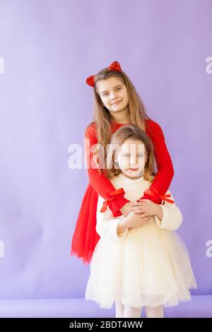 Ragazza ragazza in abito rosso e bianco al festival Foto Stock