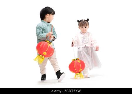 Fratello e sorella con lanterne rosse per celebrare il nuovo anno Foto Stock