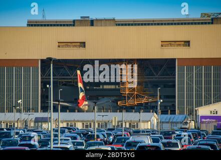 AEROPORTO DI LONDRA HEATHROW - GIUGNO 2018: La manutenzione di British Airways è sospesa all'aeroporto di Londra Heathrow con porte aperte e un aereo in servizio Foto Stock