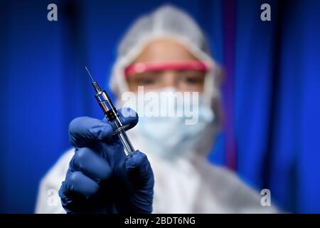 Medico assistente di cure elatiche con siringa per vaccino per inoculazione inoculare virus aginst vaccinato Foto Stock