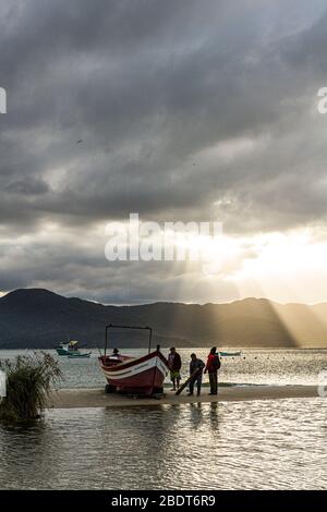 Fishemen sulla spiaggia di Forte nel tardo pomeriggio. Florianopolis, Santa Catarina, Brasile. Foto Stock