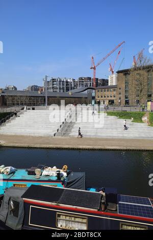 I gradini che portano da Granary Square a Regents Canal, vuoto, nel blocco pandemico del coronavirus, a Londra, Regno Unito Foto Stock